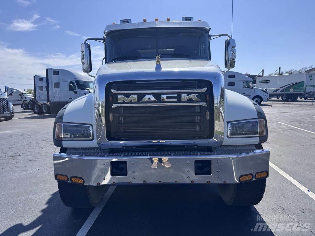 Mack GR64F Savivarčių priekabų vilkikai