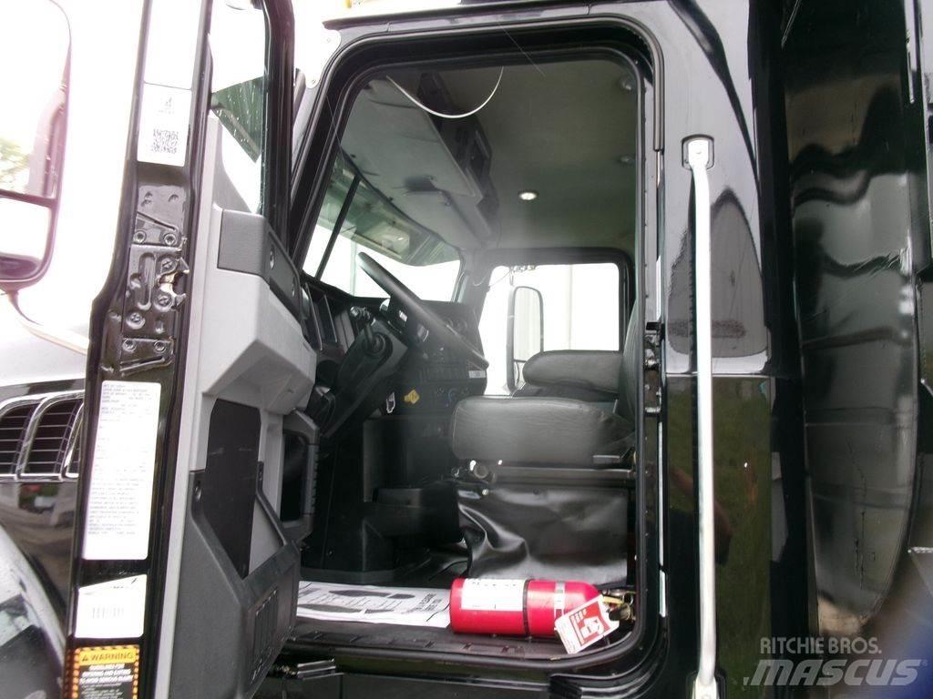 Mack GR64F Savivarčių priekabų vilkikai