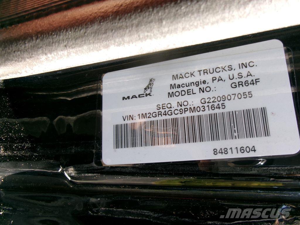 Mack GR64F Savivarčių priekabų vilkikai