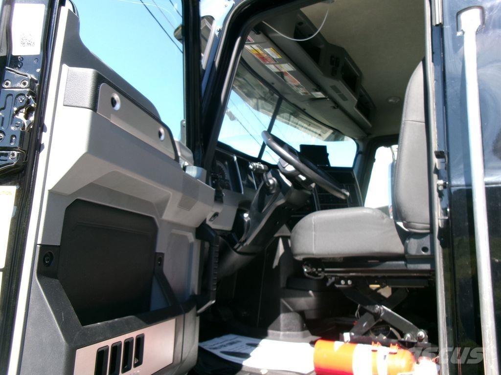 Mack GR64F Savivarčių priekabų vilkikai