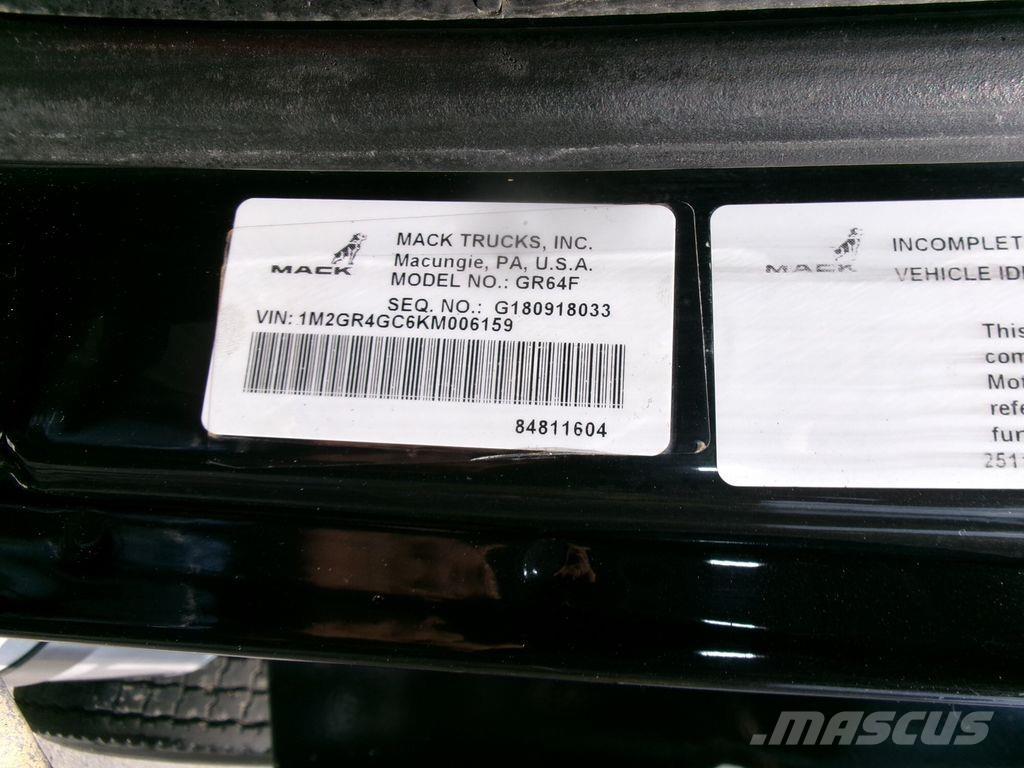 Mack GR64F Savivarčių priekabų vilkikai