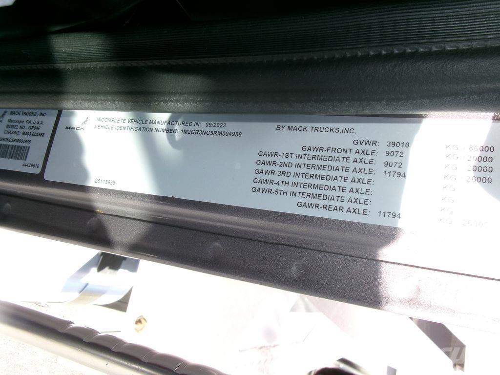 Mack GR64FR Savivarčių priekabų vilkikai