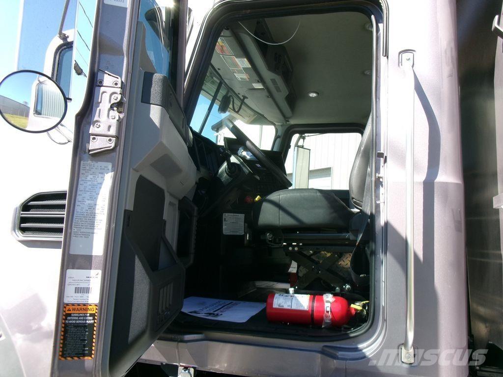 Mack GR64FR Savivarčių priekabų vilkikai