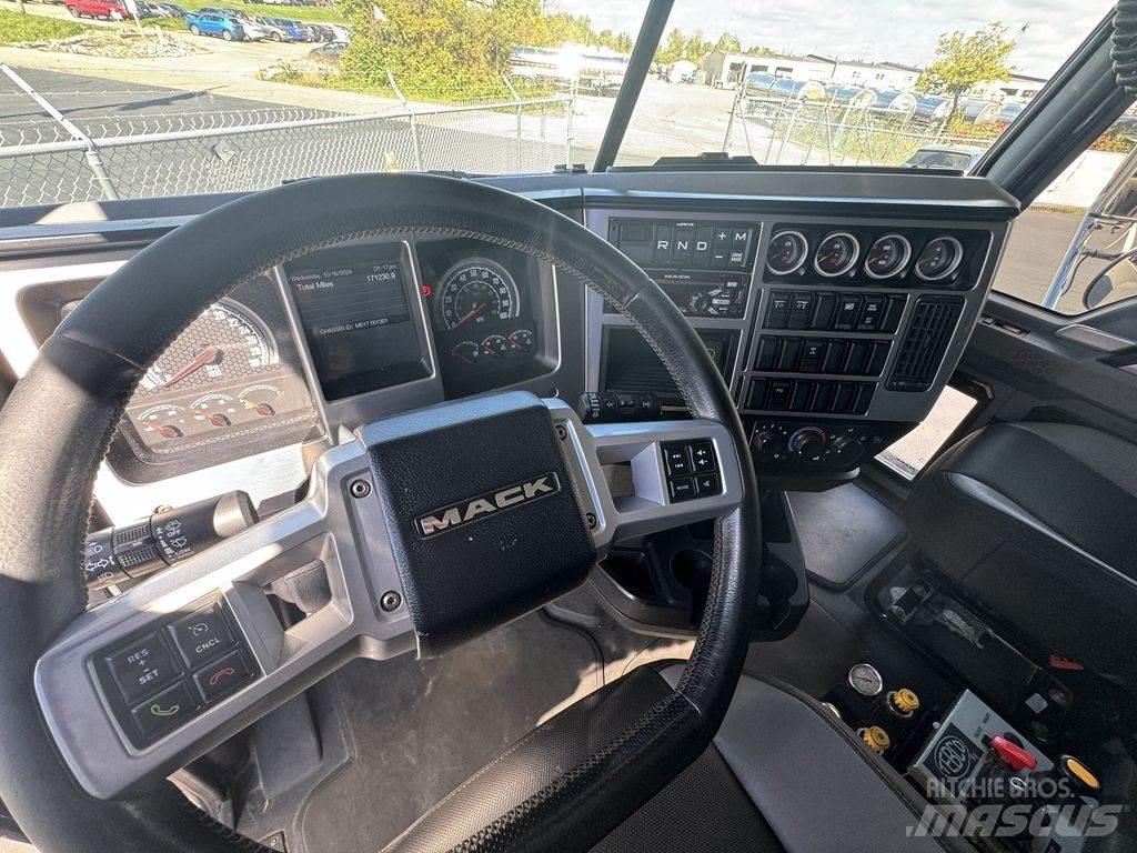 Mack Granite Savivarčių priekabų vilkikai