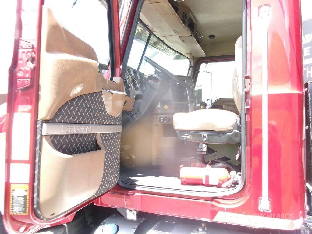 Mack GU 713 Savivarčių priekabų vilkikai