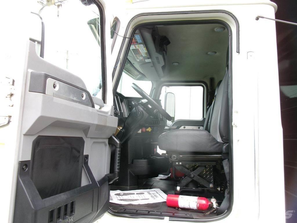 Mack GU713 Savivarčių priekabų vilkikai