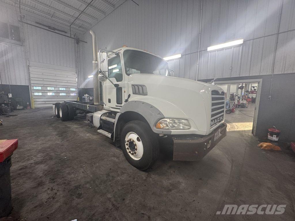 Mack GU813 Važiuoklė su kabina