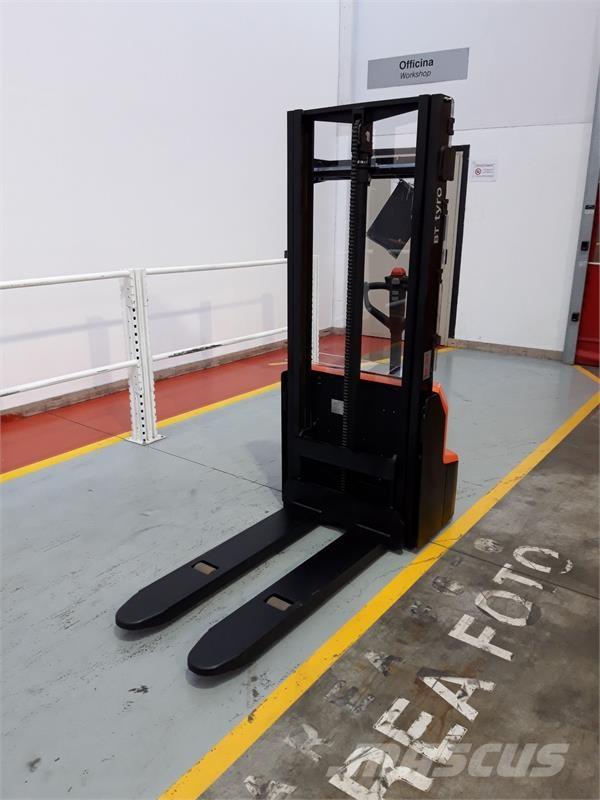 BT SHE100 Rankiniai padėklų rietuvai