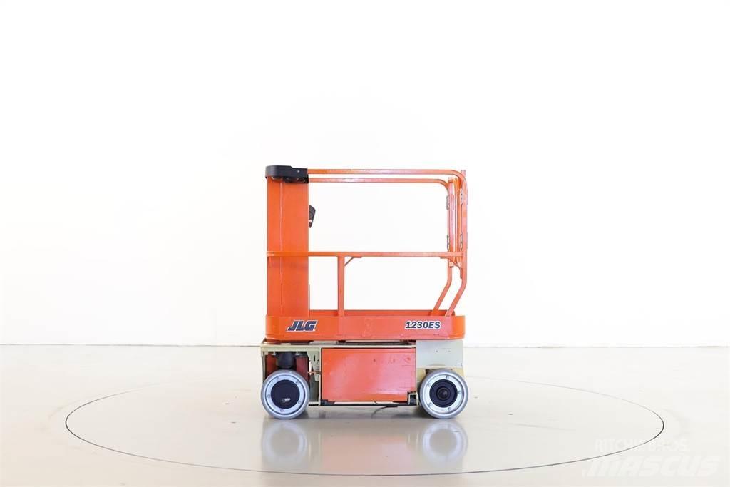 JLG 1230ES Vertikalūs stiebiniai keltuvai