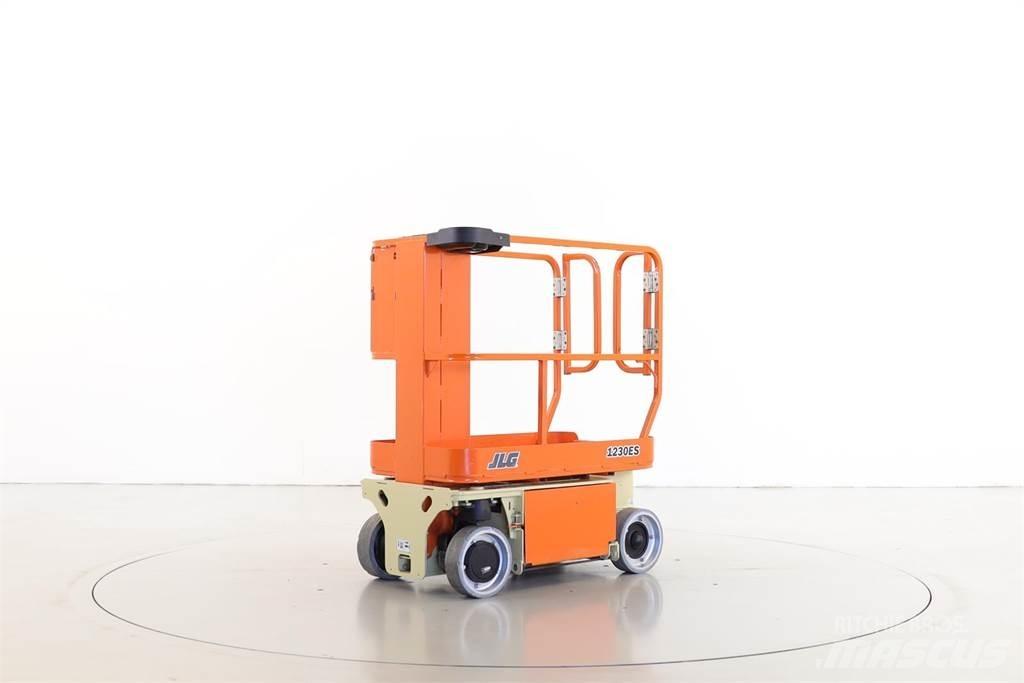 JLG 1230ES Vertikalūs stiebiniai keltuvai