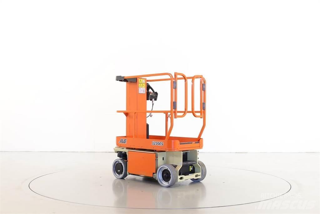 JLG 1230ES Vertikalūs stiebiniai keltuvai