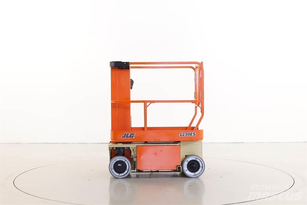JLG 1230ES Vertikalūs stiebiniai keltuvai