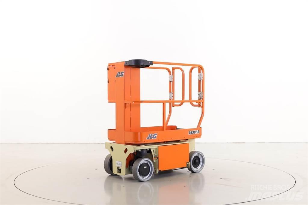 JLG 1230ES Vertikalūs stiebiniai keltuvai