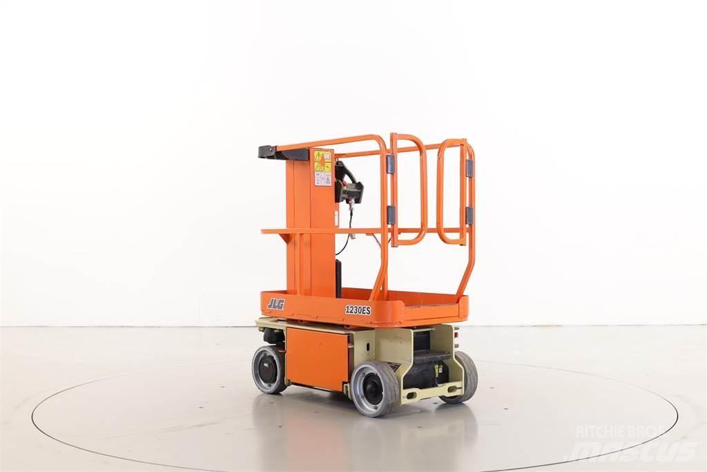 JLG 1230ES Vertikalūs stiebiniai keltuvai