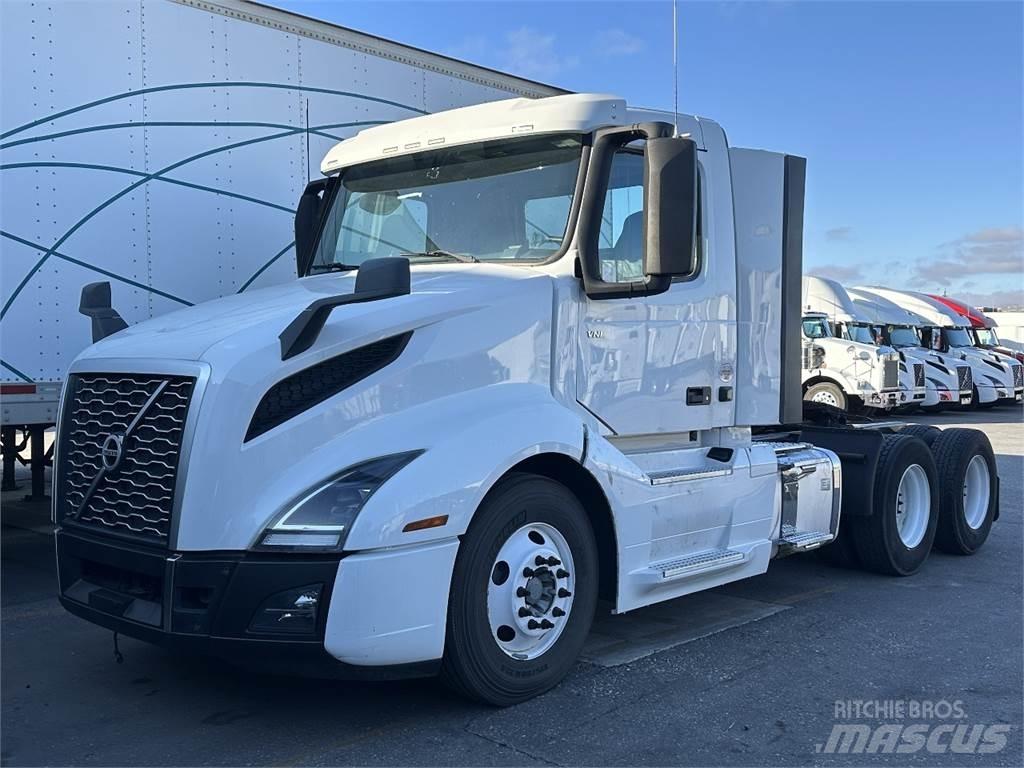 Volvo VNL300 Naudoti vilkikai