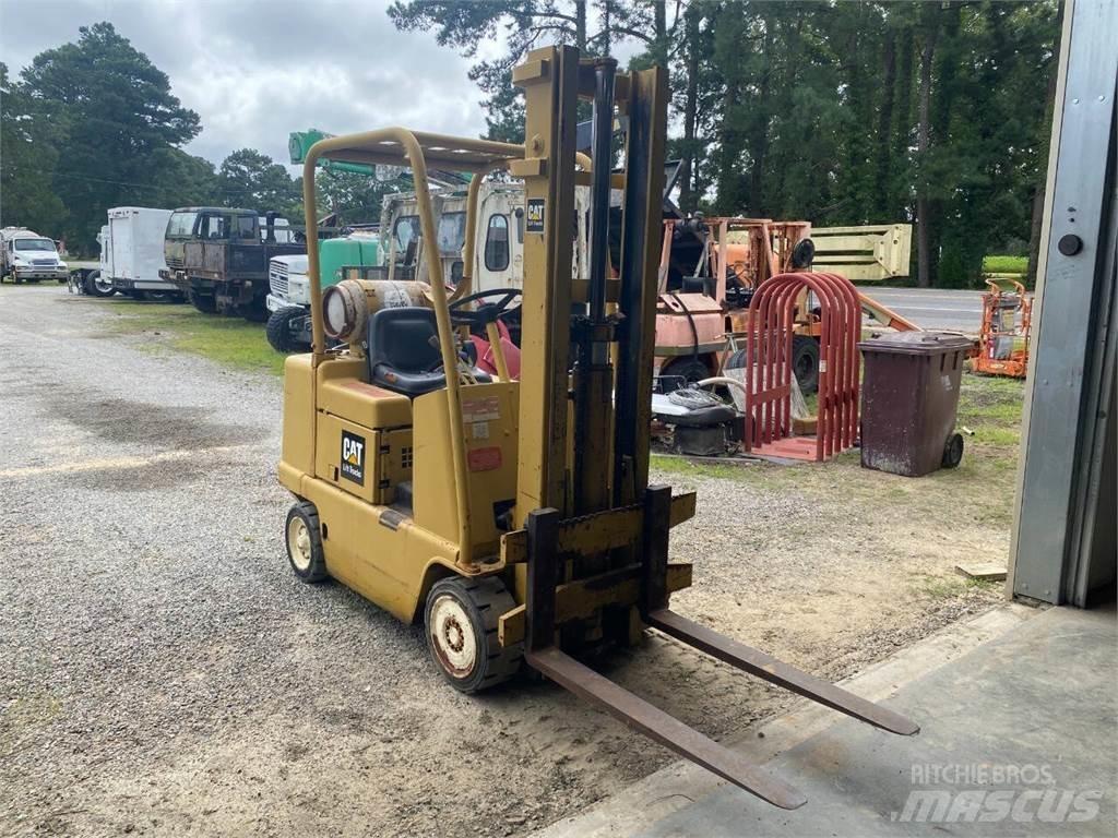 CAT T40B Statyba - Kita
