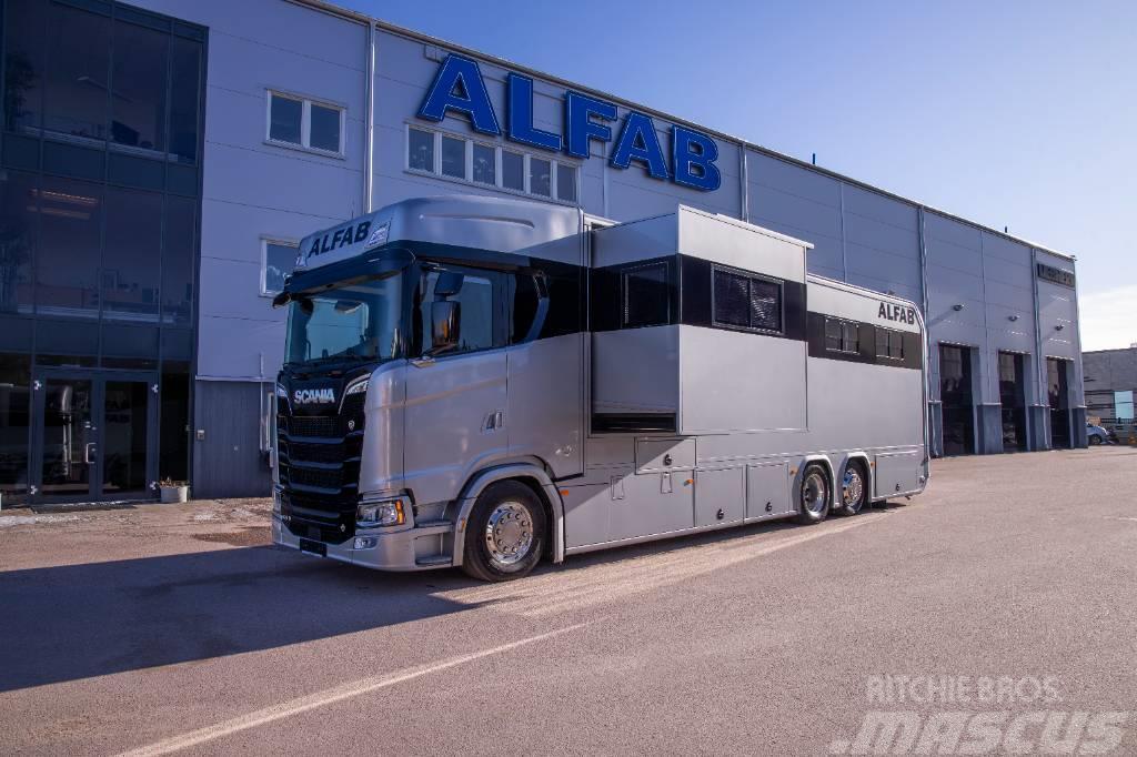Scania V8 Hästlastbil med uppskjut och utskjut ALFAB Gyvulių pervežimo technika