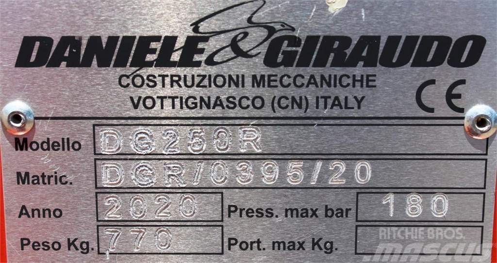  Heckbagger DG 250 R ( Daniele & Giraudo ) Frontalinių krautuvų priedai