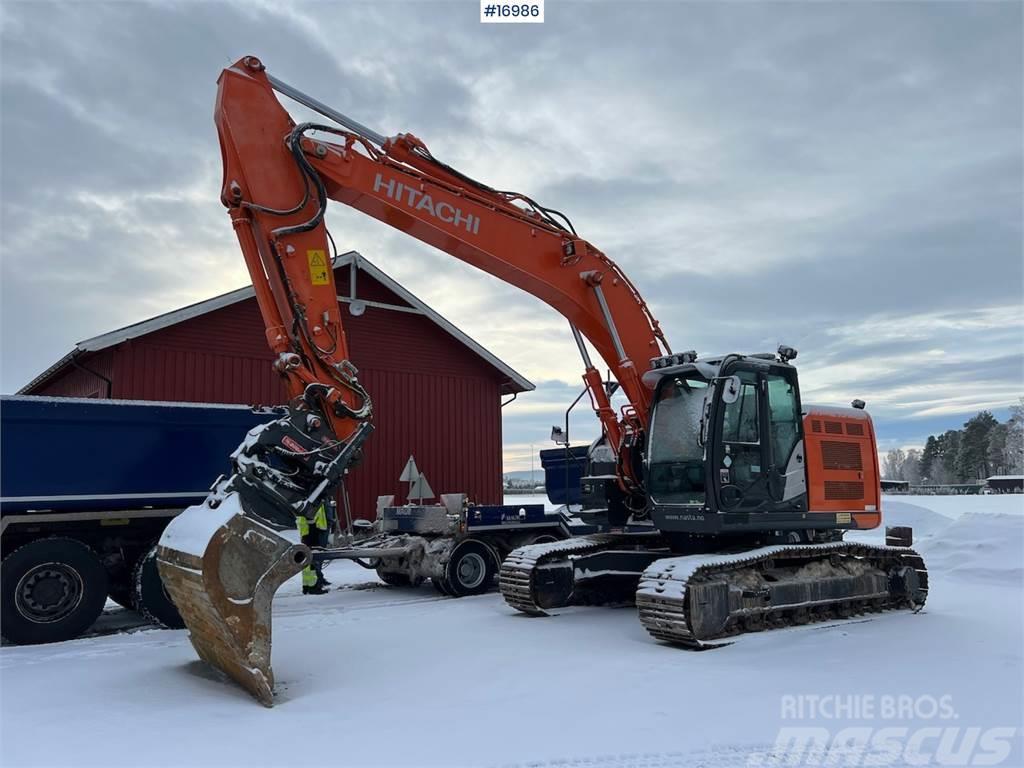 Hitachi ZX225USRLC-6 Tracked excavator w/ sanding bucket a Vikšriniai ekskavatoriai