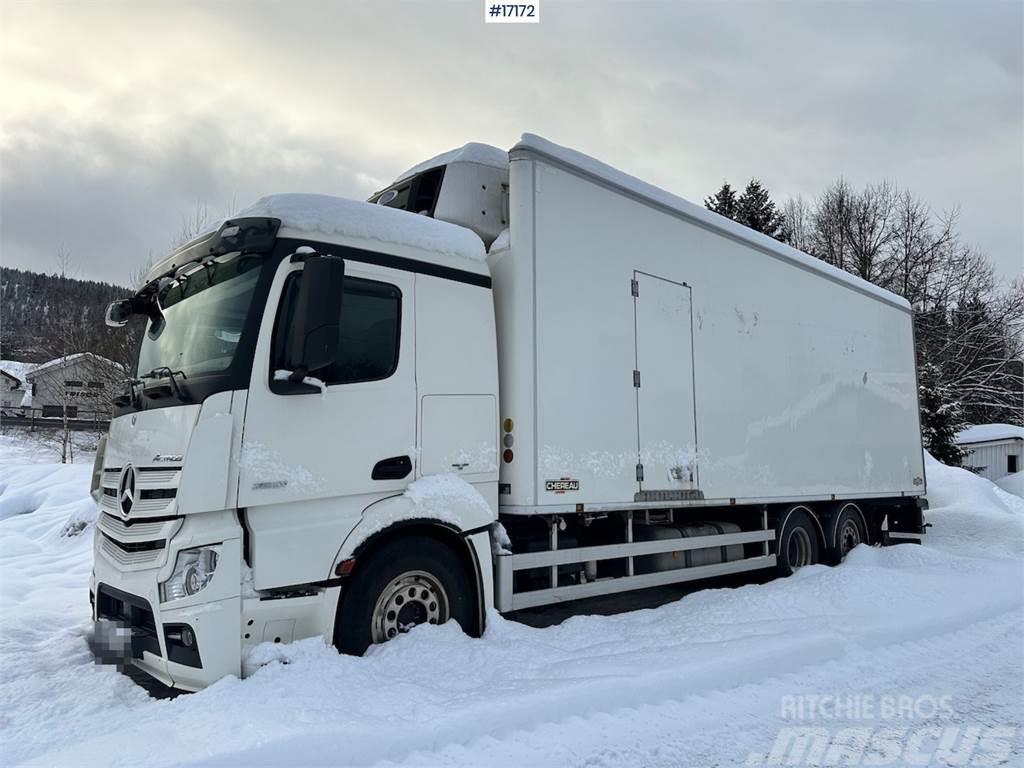 Mercedes-Benz Actros 2551 6x2 Box Truck w/ fridge/freezer unit. Sunkvežimiai su dengtu kėbulu