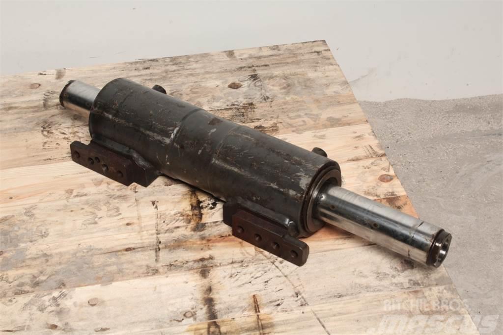Valtra S353 Front axle steering cylinder Transmisijos
