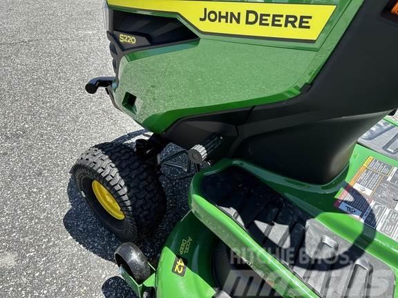 John Deere S220 Sodo traktoriukai-vejapjovės