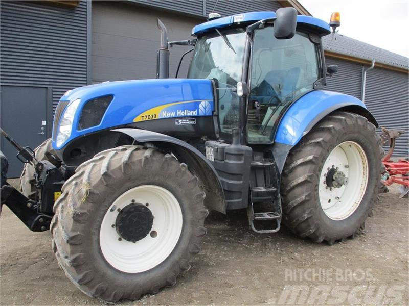 New Holland T7030 med ekstra udstyr Traktoriai