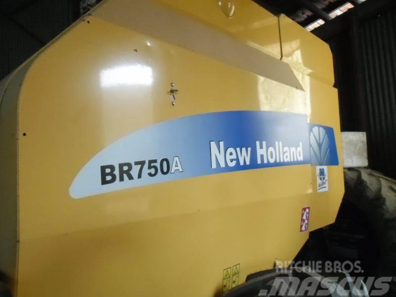 New Holland BR 750A Ritinių presai