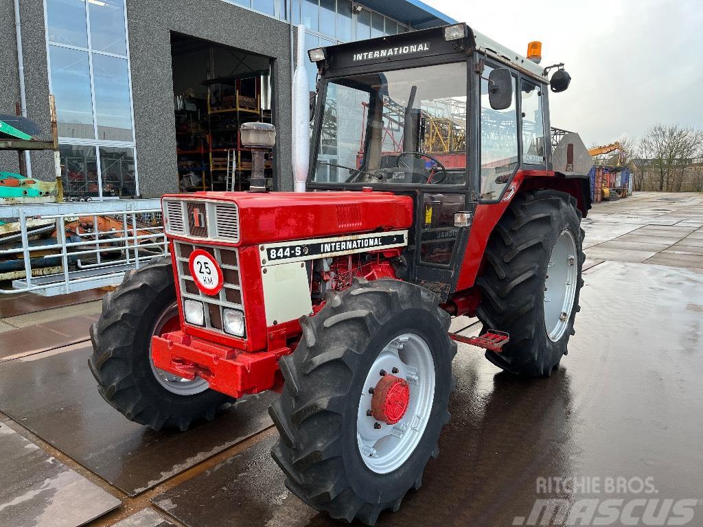 International 844 S 4x4 Traktoriai