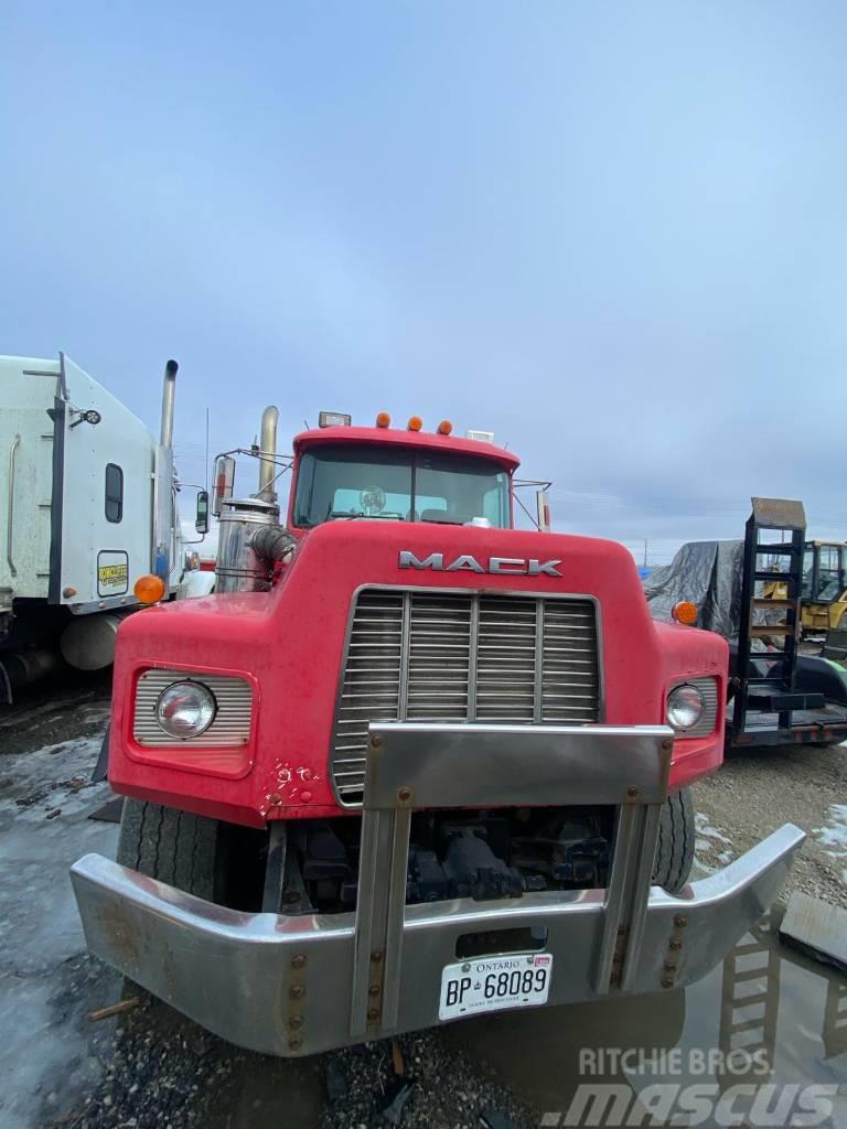 Mack Roll-Off Truck Savivarčiai su kabeliniu keltuvu
