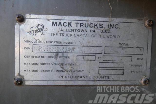 Mack RD686S Vandens sunkvežimiai