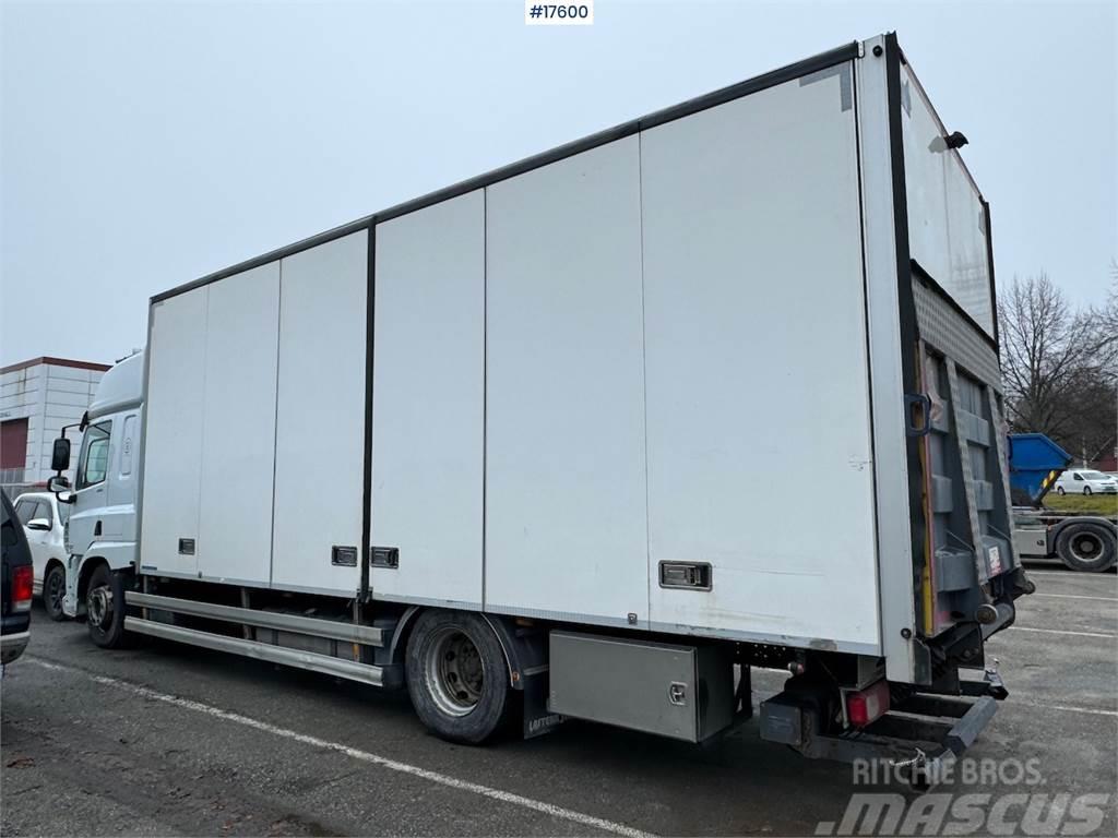 DAF CF370 4x2 box truck w/ full side opening and lifti Sunkvežimiai su dengtu kėbulu