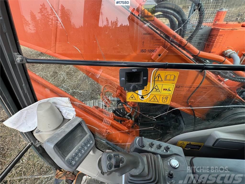 Hitachi ZX225 crawler excavator w/ 2 buckets and tilt WATC Vikšriniai ekskavatoriai