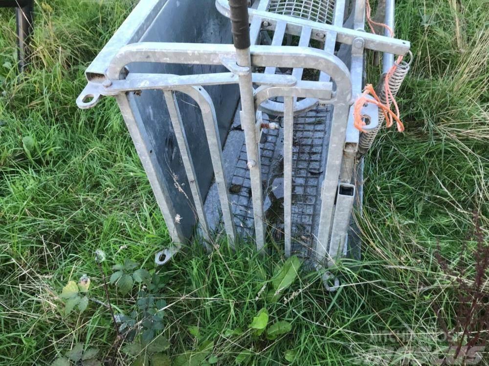  Ironworks sheep turn over crate lightly used Kiti galvijų priežiūros įrengimai