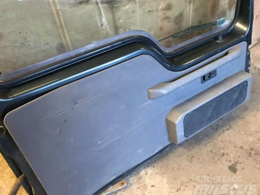 Land Rover Discovery 300 TDi rear door complete £90 Kita