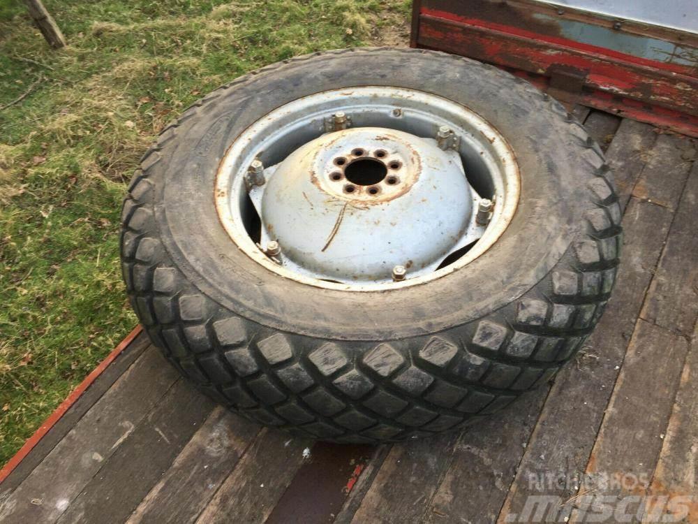 Massey Ferguson Grass Tyres 13.6/12-28 £500 Kiti naudoti statybos komponentai