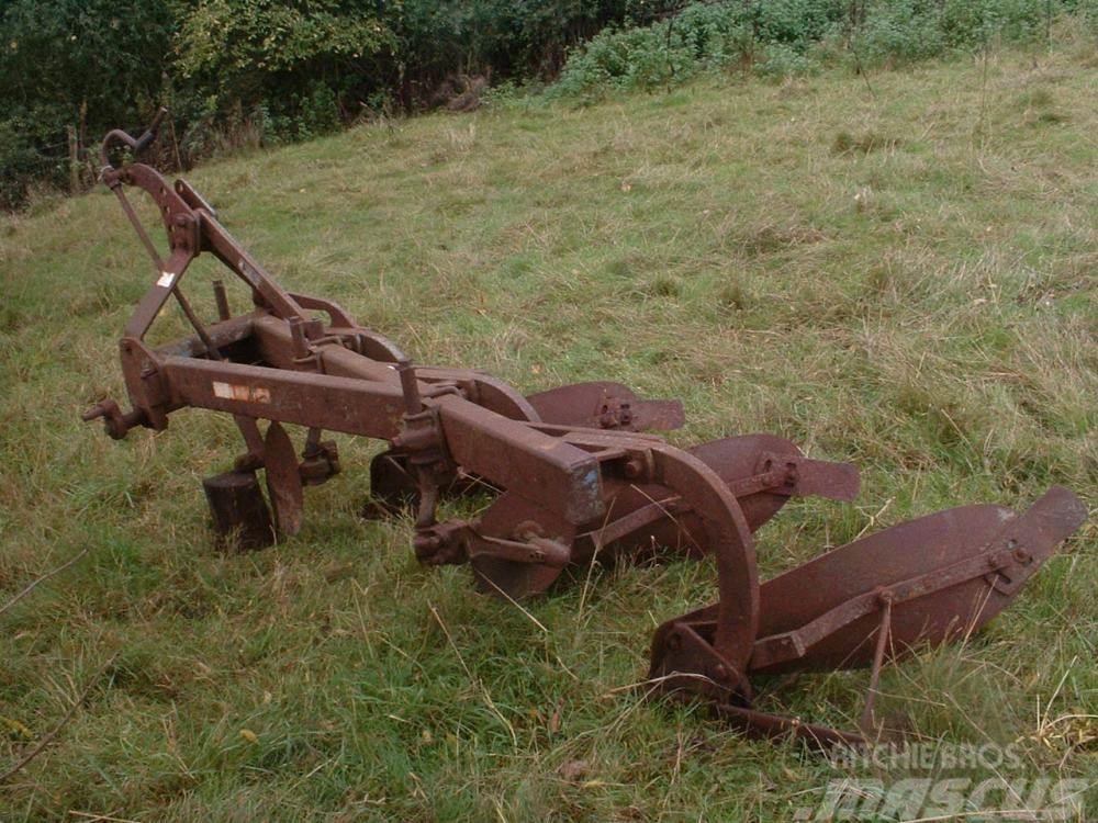 Massey Ferguson three furrow plough Kiti naudoti statybos komponentai