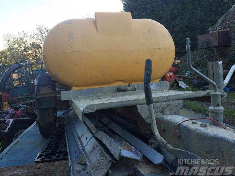  water bowser £400 plus vat £480 Cisternos - priekabos