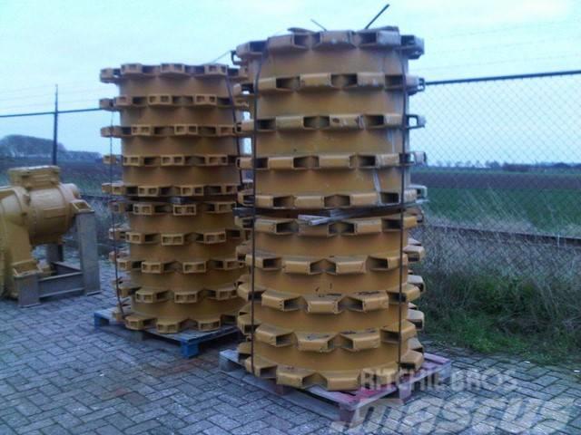 CAT Unused padfoot compactor drums to mount on CAT 815 Ašys