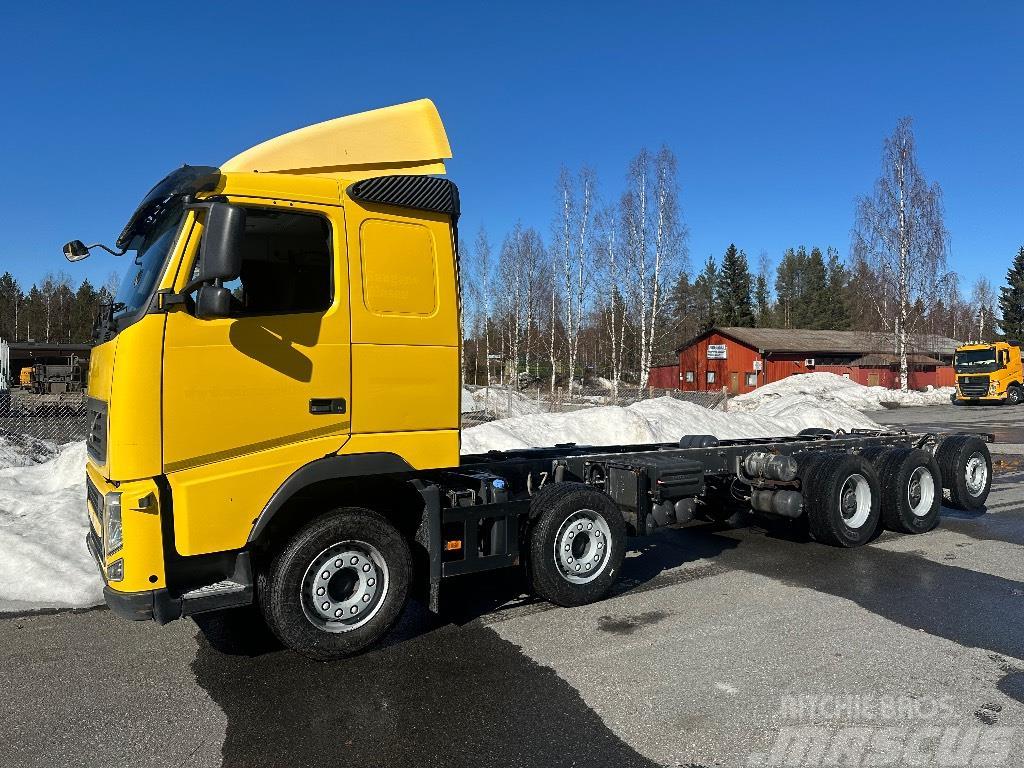Volvo FH500 10x4 283tkm valmistuu ritilä-autoksi Miško mašinų transportavimo sunkvežimiai