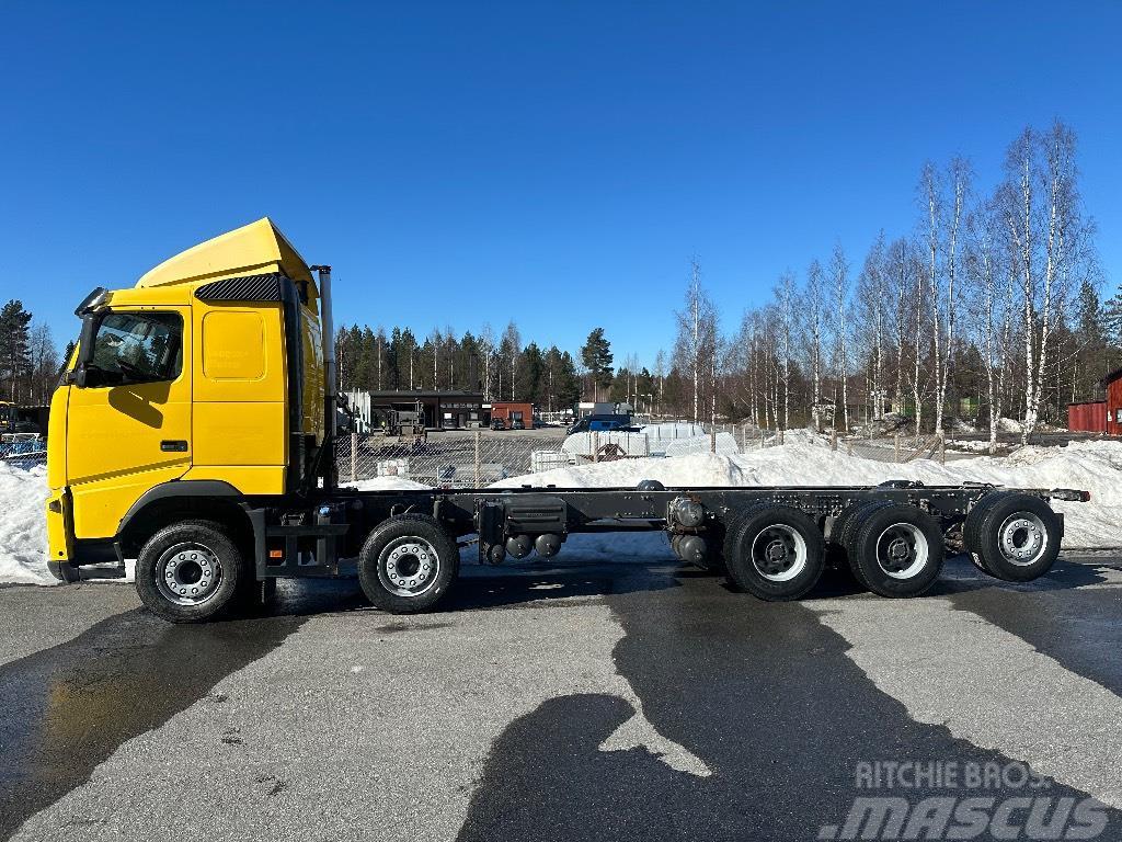 Volvo FH500 10x4 283tkm valmistuu ritilä-autoksi Miško mašinų transportavimo sunkvežimiai