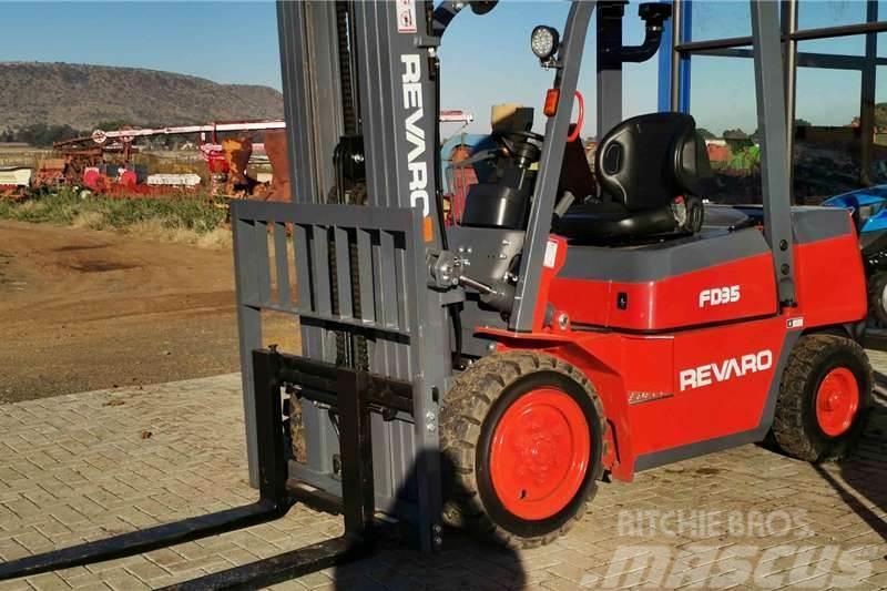  Other Revaro FD35 Standard 2.5 Ton Diesel Forklift Traktoriai