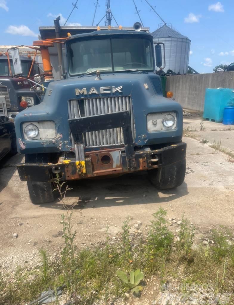MAC Truck Savivarčių priekabų vilkikai