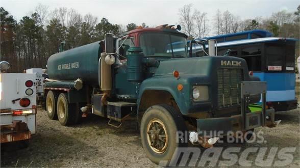 Mack RD685S Vandens sunkvežimiai