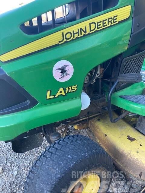 John Deere LA115 Sodo traktoriukai-vejapjovės
