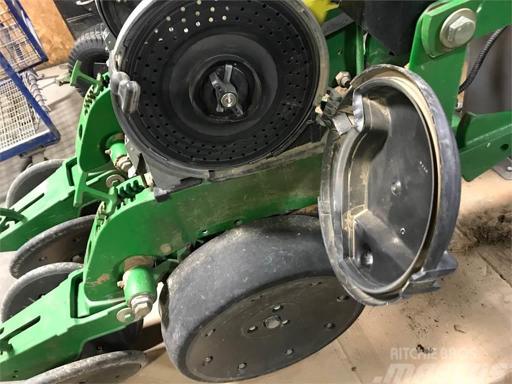 John Deere XP row unit w/ closing wheels & meters Kita sėjamoji technika ir jų priedai