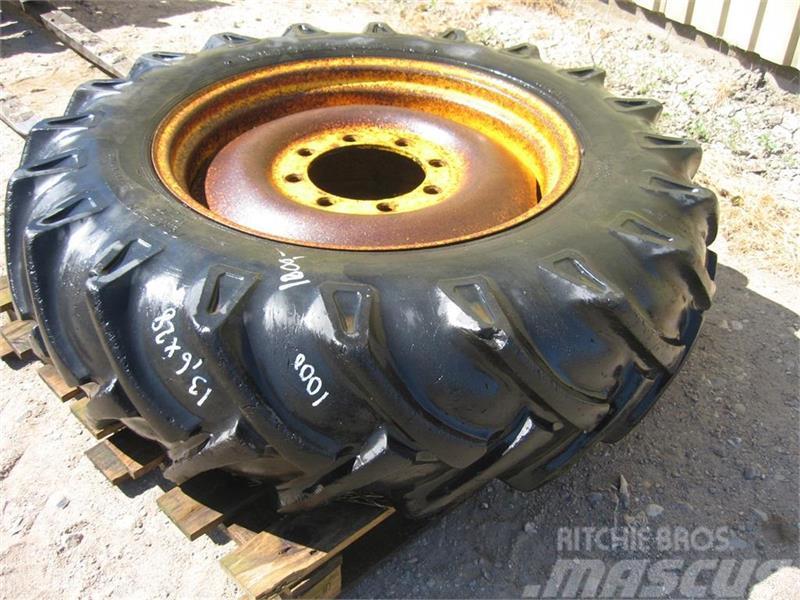 Bridgestone 13.6x28 dæk på 8 huls fælg Padangos, ratai ir ratlankiai