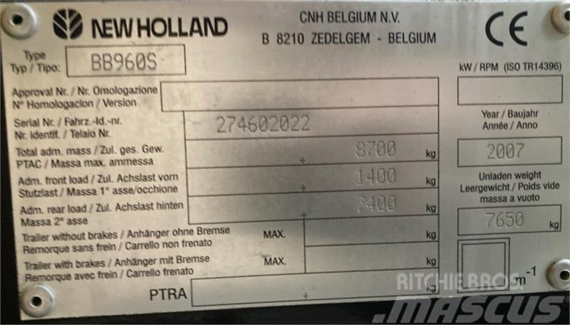New Holland BB 960A M. Parkland ballevogn Stačiakampių ryšulių presai